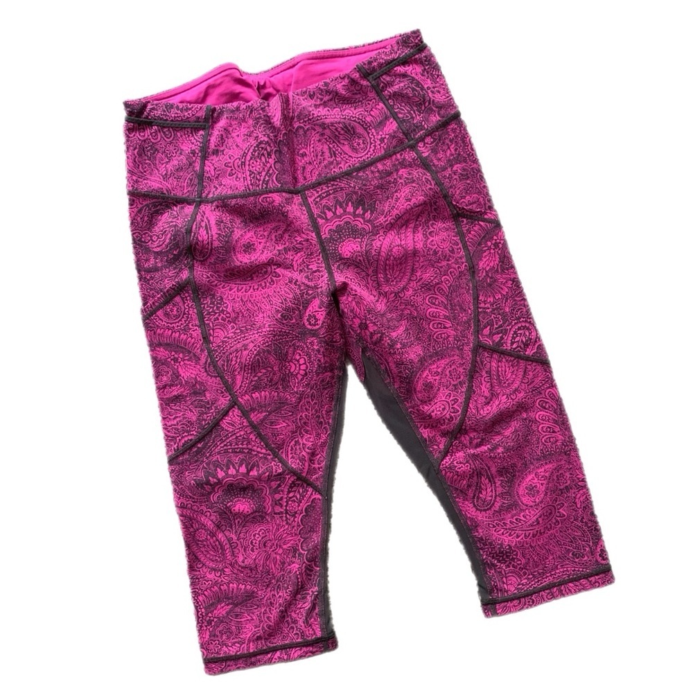Lululemon Outrun 17" Crop
Antique Paisley Deep Fuschia & Black